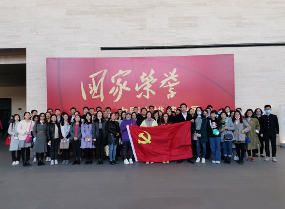参观中国女排精神展.jpg